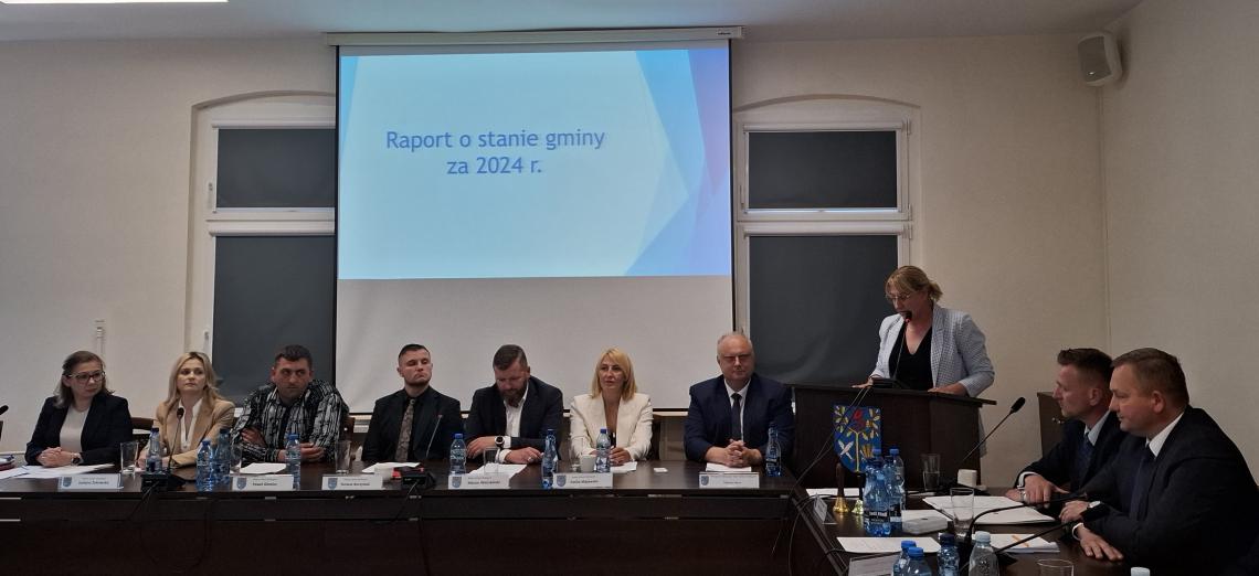 Dyrektor GOPS omawia sprawozdanie z działalności GOPSu