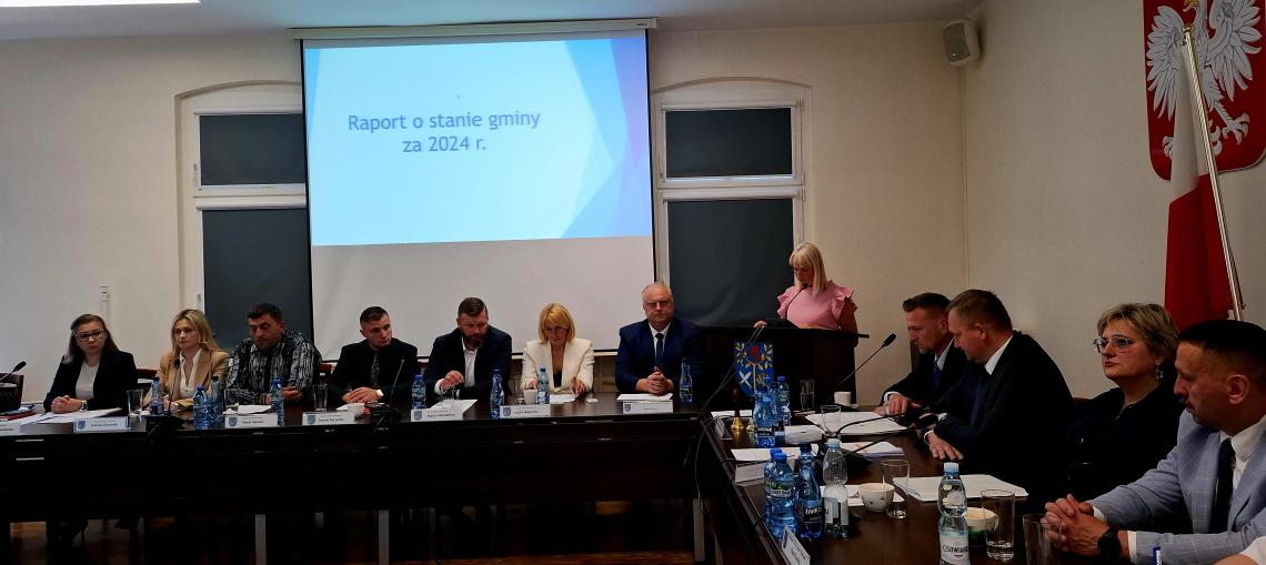 Dyrektor biblioteki gminnej omawia sprawozdanie z działalności bibliotek