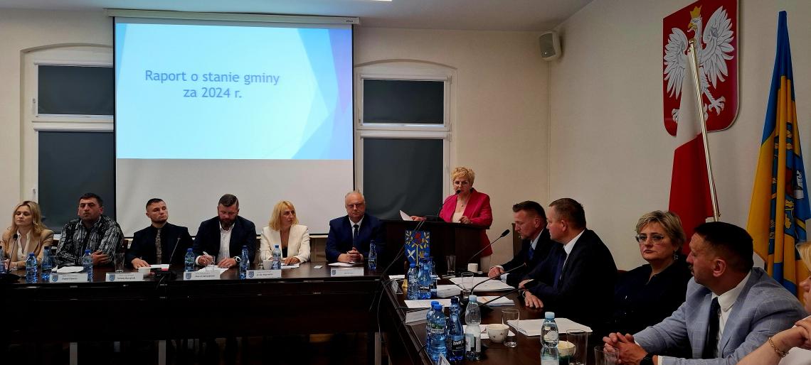 Dyrektor żłobka gminnego omawia sprawozdanie z działalności żłobka