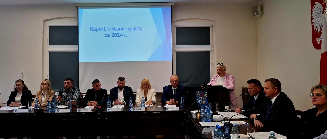 Dyrektor SP w Rogowie omawia sprawozdanie z działalności szkoły