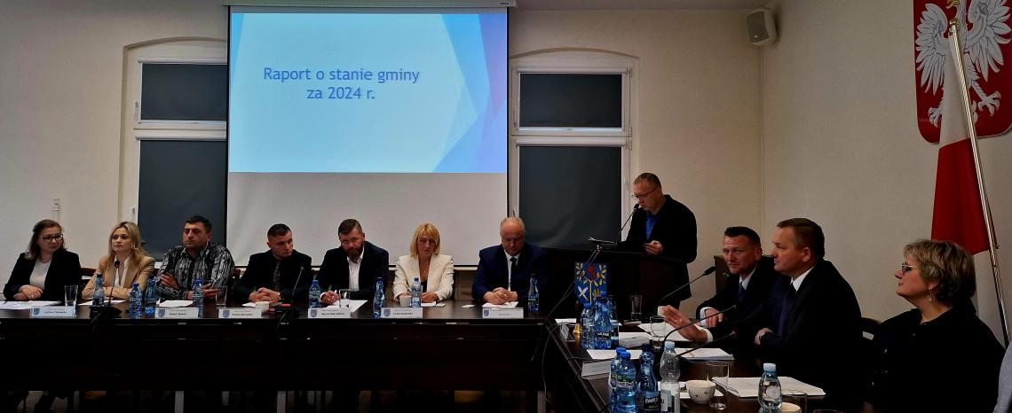 Dyrektor SP w Stanominie omawia sprawozdanie z działalności szkoły