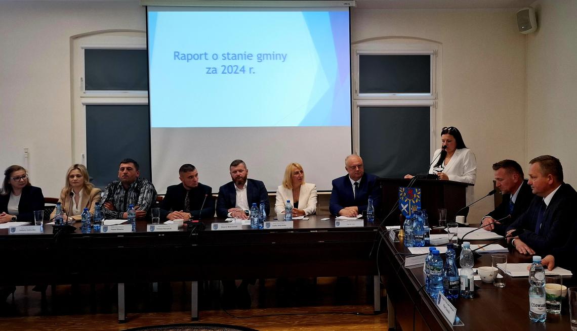 Dyrektor SP w Pomianowie omawia sprawozdanie z działalności szkoły