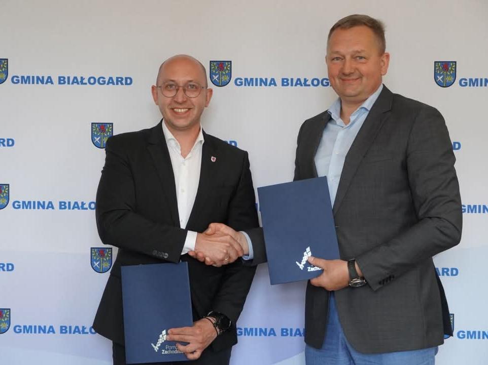 Na zdjęciu Wójt Gminy Białogard Jacek Smoliński oraz Marszałek Województwa Zachodniopomorskiego Jakub Kowalik uściskują sobie ręce