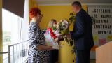 Wójt Gminy Białogard wręczający kwiaty dla bibliotekarek z terenu Gminy Białogard podczas uroczystości nadania imienia Gminnej Bibliotece Publicznej w Stanominie.JPG